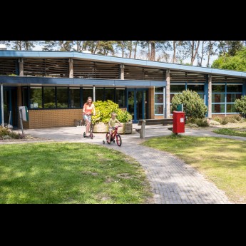 Sanitairgebouw moeder-dochter