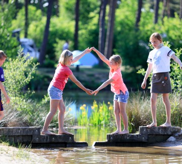 Kindercamping Drenthe Camping Diana Heide - Bij de vijver spelen
