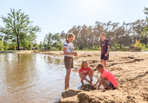 Zandkastelen bouwen bij de speelvijver op Camping Diana Heide - Kindercamping Drenthe