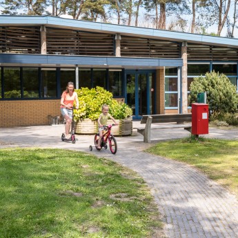 Sanitairgebouw moeder-dochter