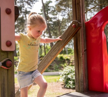 Meisje in speeltuin Diana Heide - Kindercamping Drenthe