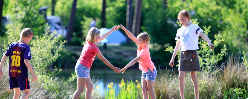 Kindercamping Drenthe Camping Diana Heide - Bij de vijver spelen